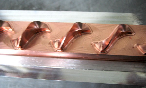 柔らかい銅製の電極も鏡面仕上げを行うことが出来ます